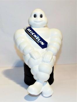 Michelin Männchen, sitzend auf Reifen 19 cm